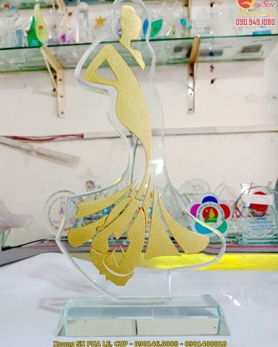 Cúp thủy tinh giá rẻ 9