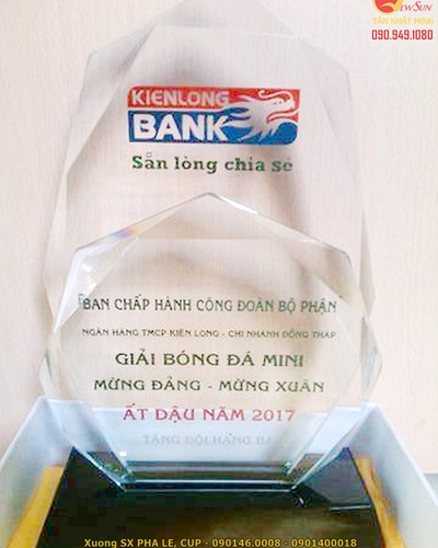 Cúp thủy tinh giá rẻ 14