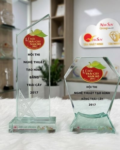 Cúp thủy tinh giá rẻ 32