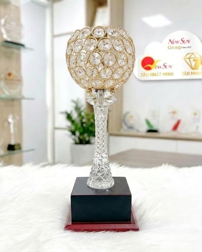 Cúp giải thưởng Hoa hậu làm đẹp Spa mới