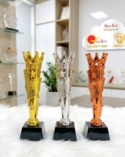 Cúp vinh danh lưu niệm mạ vàng sao vương miện