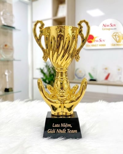 Cúp lưu niệm mạ vàng 17