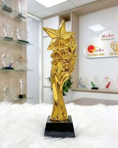 Cúp vinh danh lưu niệm mạ vàng Sao lửa