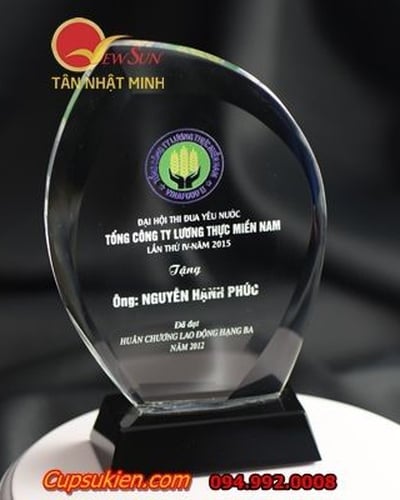 Kỷ niệm chương đẹp, Xưởng sản xuất pha lê - 38