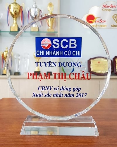 Giá Kỷ niệm chương pha lê - tròn 39