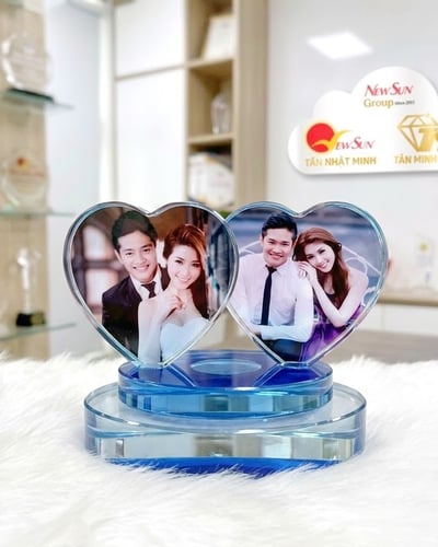 in kỷ niệm chương, Pha lê in hình trái tim đôi, chất liệu thủy tinh