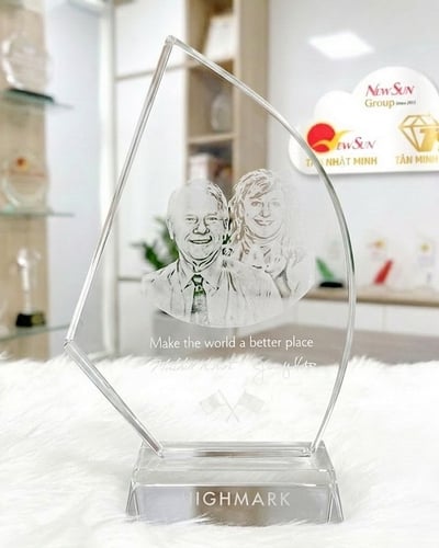 Biểu Trưng Pha Lê 3D Khắc Ảnh Chân Dụng Theo Yêu Cầu - Tân Nhật Minh