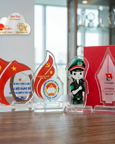 Làm Kỷ niệm chương, sản xuất pha lê thủy tinh cắt theo hình