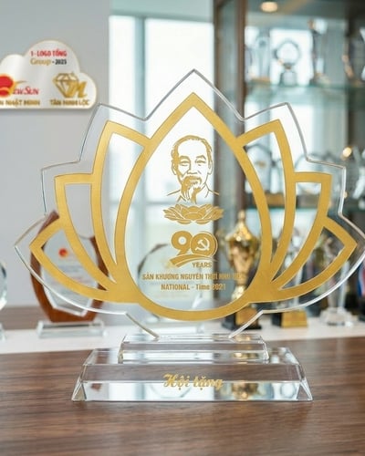 Kỷ niệm chương pha lê đẹp, pha lê hoa sen
