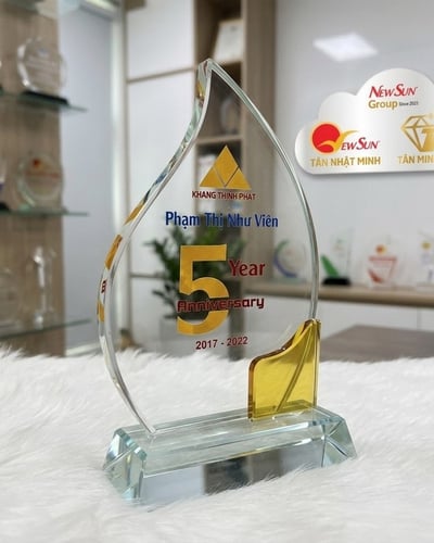 Giá Kỷ niệm chương, Xưởng sản xuất pha lê mẫu lá kiểu