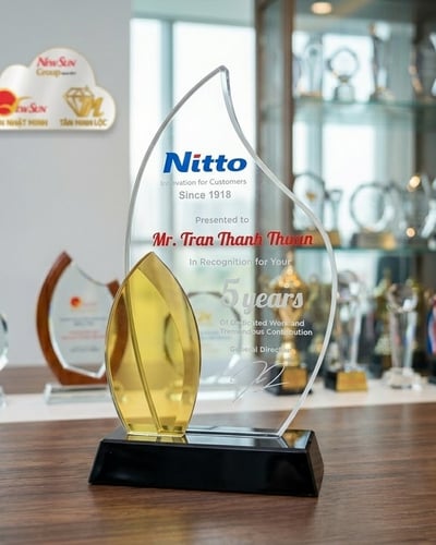 Kỷ niệm chương pha lê đẹp, vinh danh nhân viên 5 năm