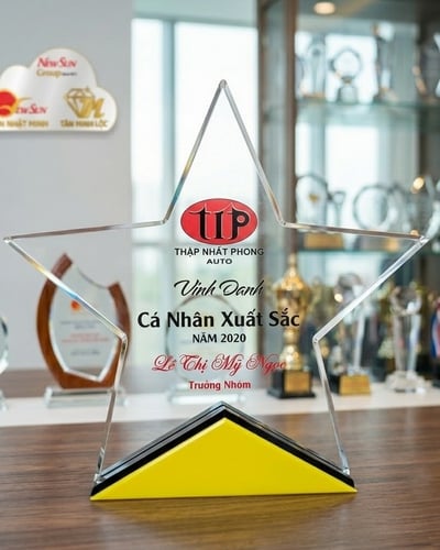 Kỷ niệm chương pha lê ngôi sao đế tam giác