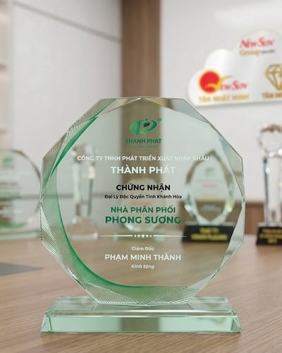 Kỷ niệm chương thủy tinh bat giác sang trọng