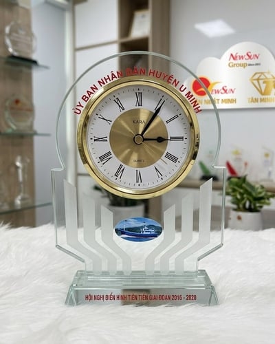 Kỷ niệm chương thuỷ tinh đồng hồ đẹp
