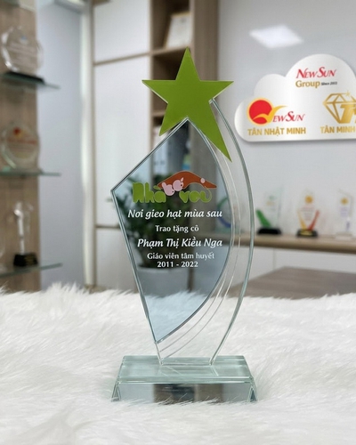 Cúp kỷ niệm chương thủy tinh giá rẻ ngôi sao đẹp