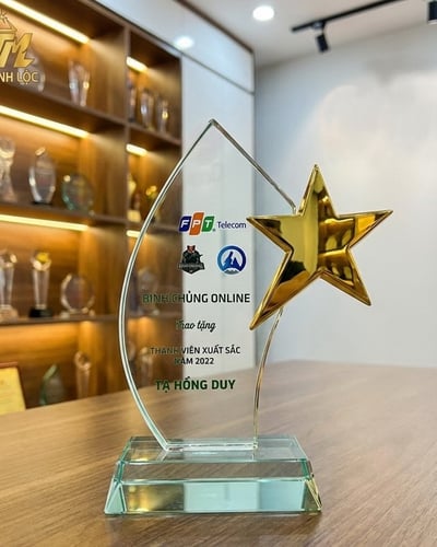Xưởng sản xuất Kỷ niệm chương thủy tinh ngôi sao FPT
