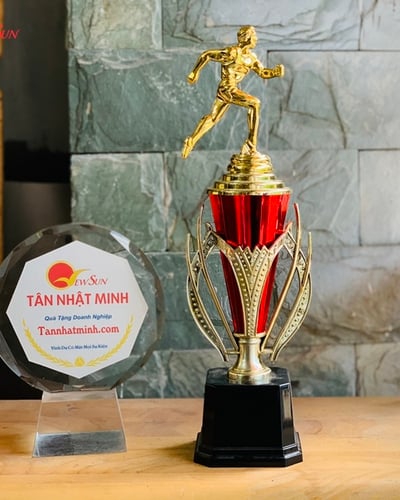Cúp Nhựa Gắn Người Chạy Bộ 