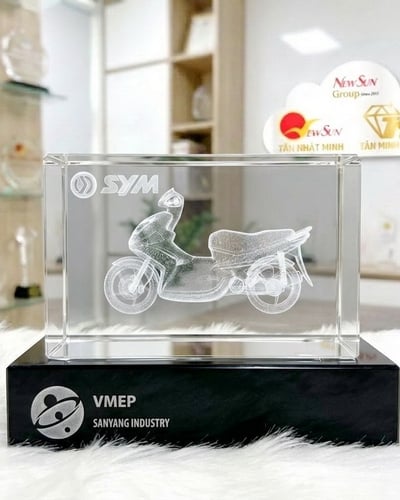 Khối Pha Lê 3D Khắc Theo Yêu Cầu Khối 558 cm Đế Pha Lê