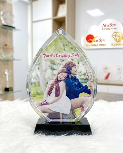 Quà tặng pha lê tình yêu, kỷ niệm chương đẹp in hình pha lê