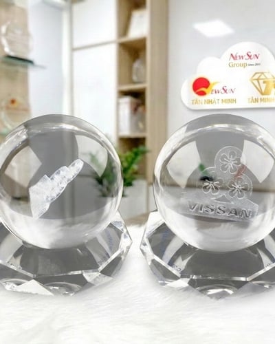Pha Lê Xoay 3D Khắc Logo Doanh Nghiệp Cao Cấp 8 cm