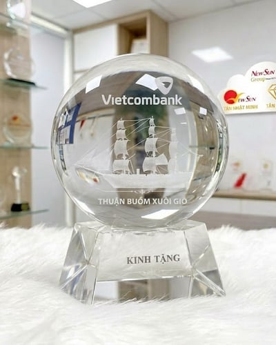Quả Cầu Pha Lê Xoay 3D Khắc Logo Theo Yêu Cầu 10 cm