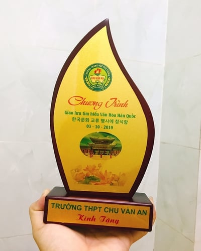 Kỷ niệm chương gỗ hình chiếc lá, ngọn lửa