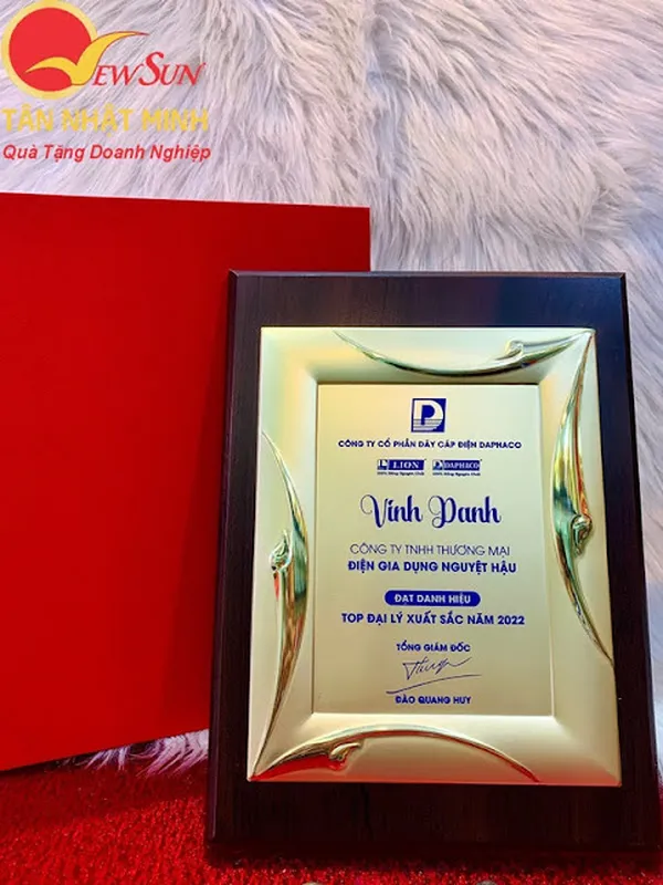 Biểu trưng Gỗ đồng ( Nhận làm lẻ) viền sang trọng (2)