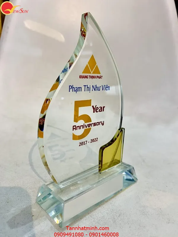 Giá Kỷ niệm chương, Xưởng sản xuất pha lê - 38