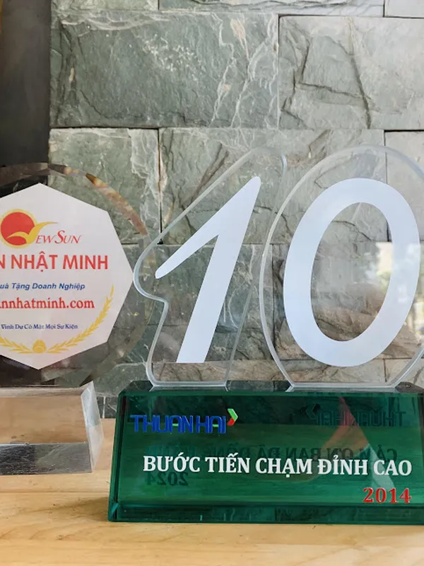 Kỷ niệm chương pha lê số 10, xưởng sản xuất