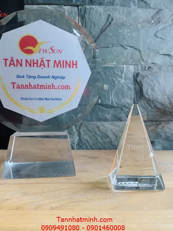 Chặn giấy pha lê, Bán kỷ niệm chương, pha lê đẹp - 8