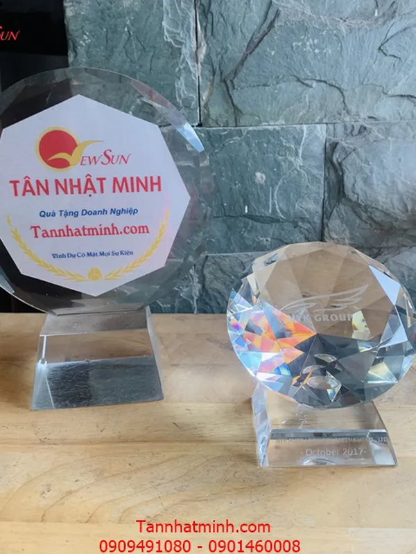 Chặn giấy pha lê, Bán kỷ niệm chương, pha lê đẹp - 6