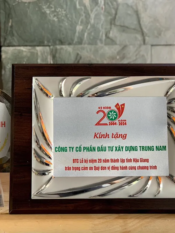 Bảng vinh danh, Biểu trưng gỗ đồng, in Kỷ niệm chương gỗ yêu cầu