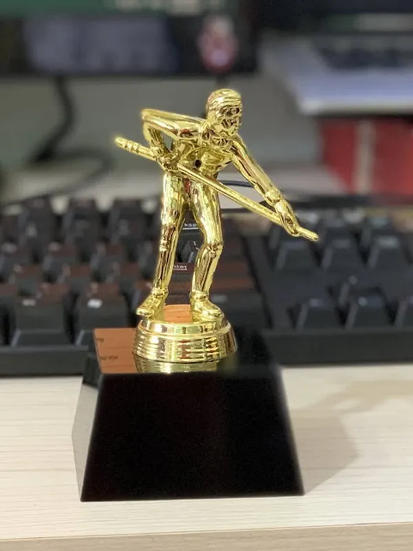 Cúp nhựa giá rẻ 11