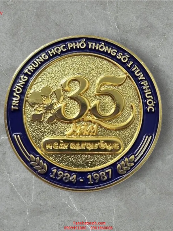 Làm huy hiệu kim loại