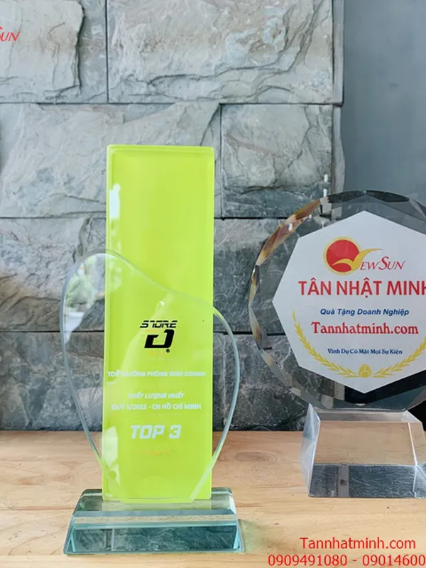 Cúp thủy tinh giá rẻ 18