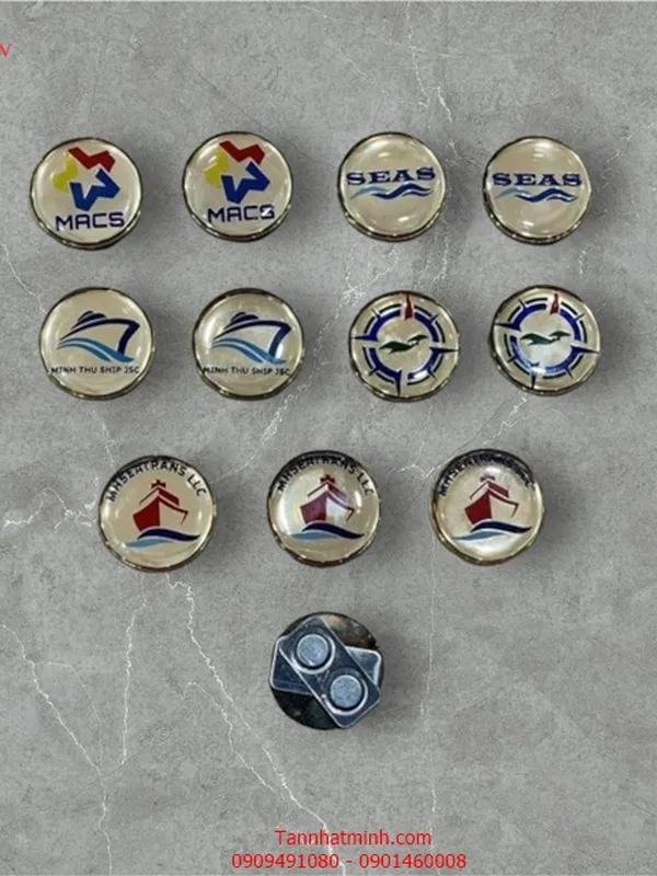 In huy hiệu nhựa cài áo