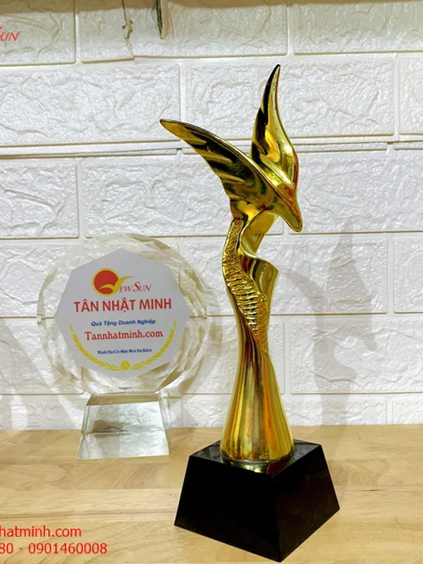 Cúp vinh danh, cúp lưu niệm mạ vàng 5