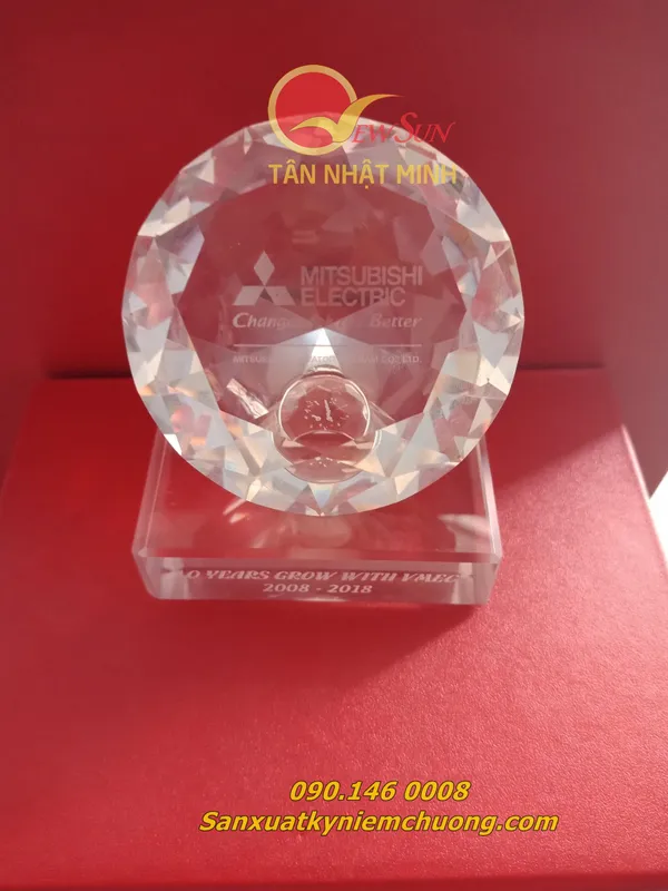 Chặn giấy pha lê, Bán kỷ niệm chương, pha lê đẹp - 5