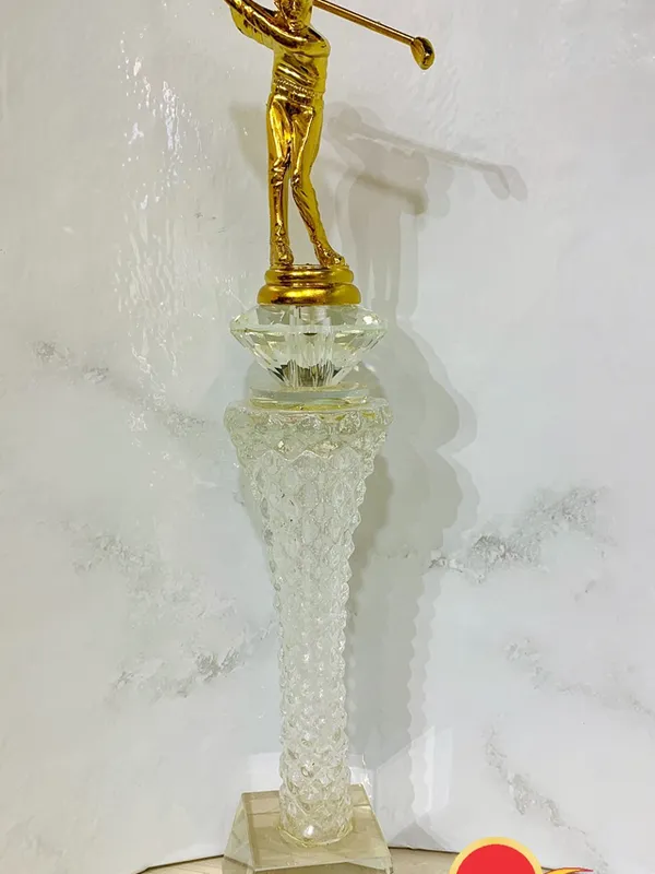 Cúp Golf pha lê gắn người đánh Golf