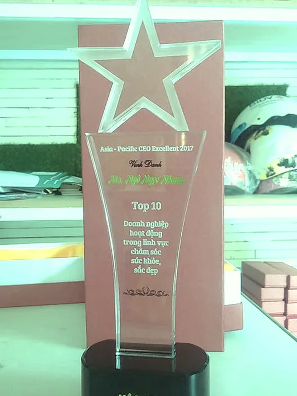 Cúp thủy tinh giá rẻ 24