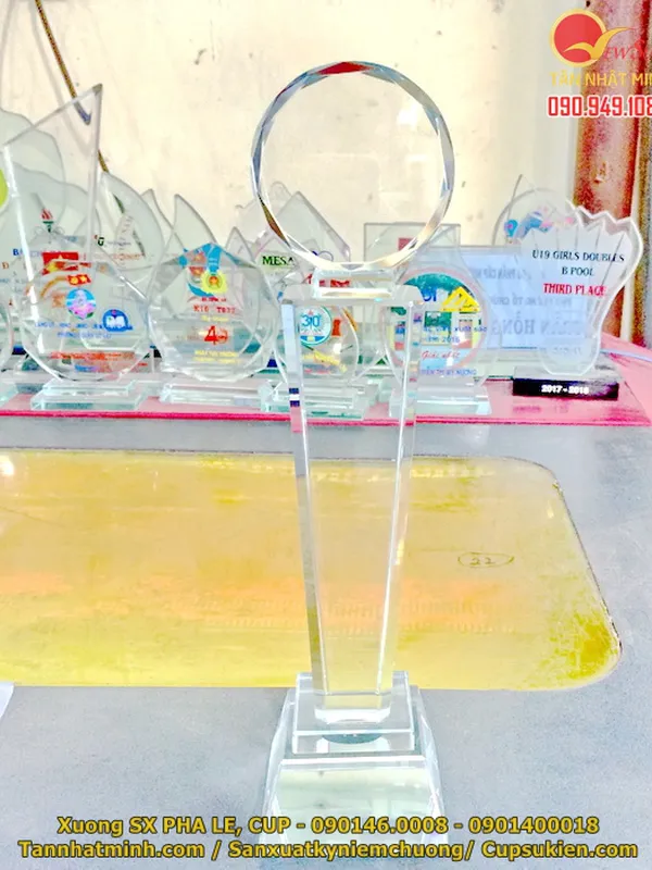 Cúp thủy tinh giá rẻ 28