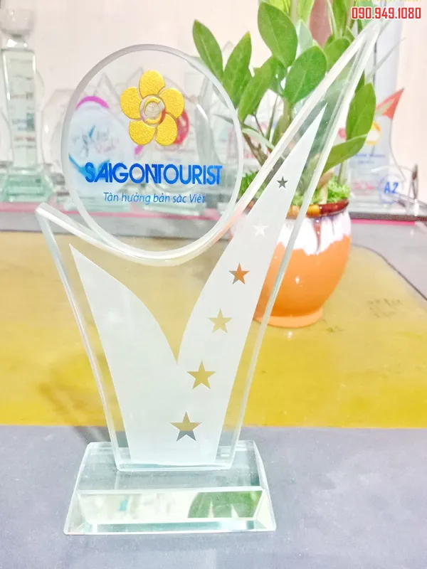 Cúp thủy tinh giá rẻ 31