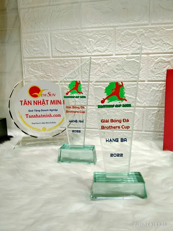 Cúp thủy tinh giá rẻ 39