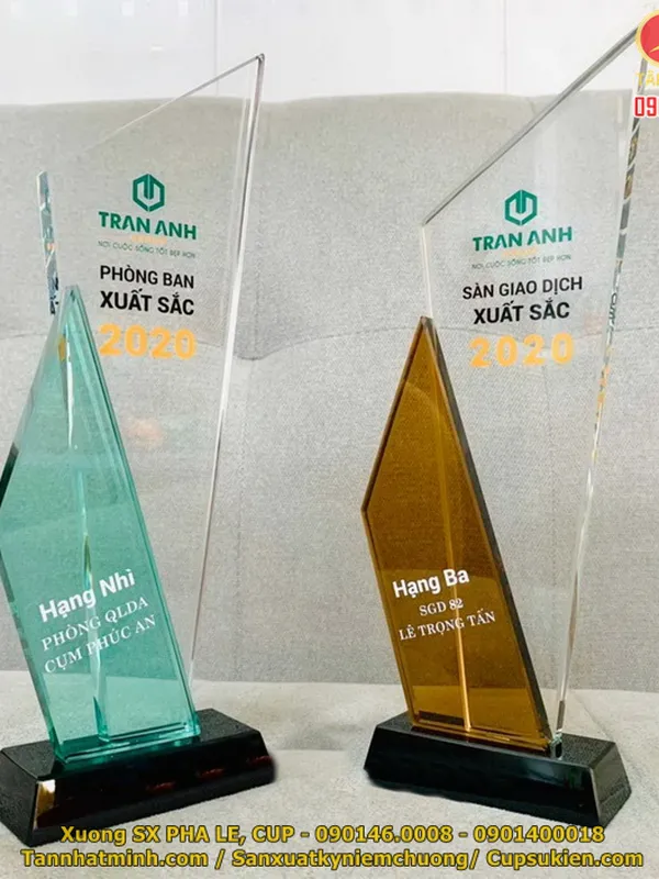 Cúp thủy tinh giá rẻ 17