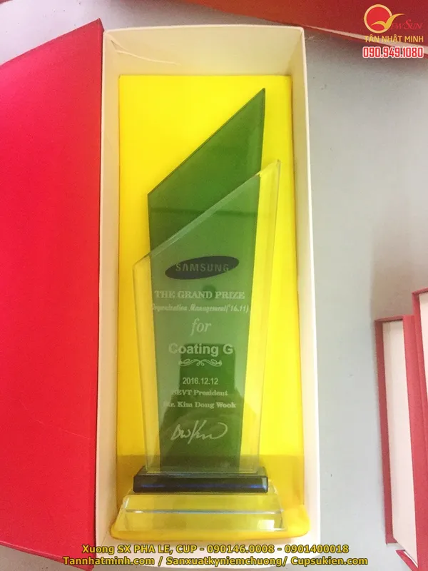 Cúp thủy tinh giá rẻ 20