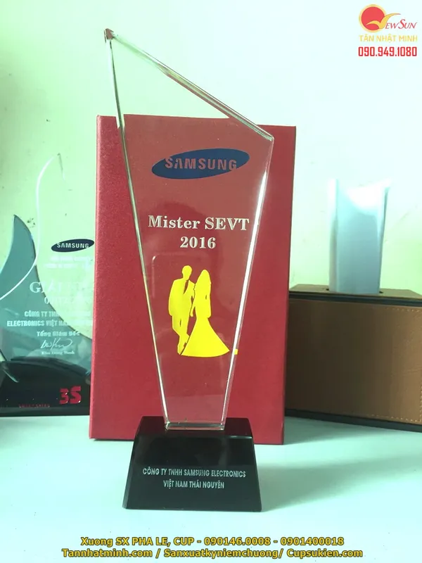 Cúp thủy tinh giá rẻ 23