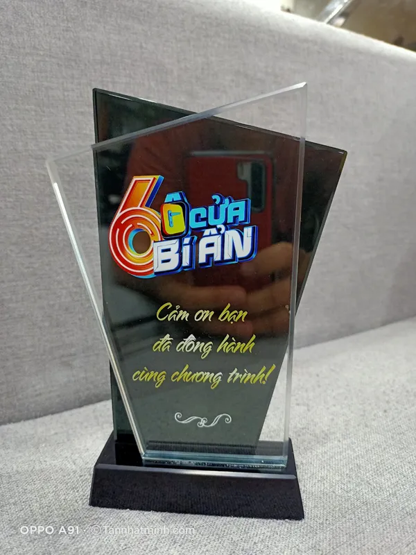 Kỷ niệm chương pha lê, Xưởng sản xuất pha lê, 6 ô cửa bí ẩn (29)