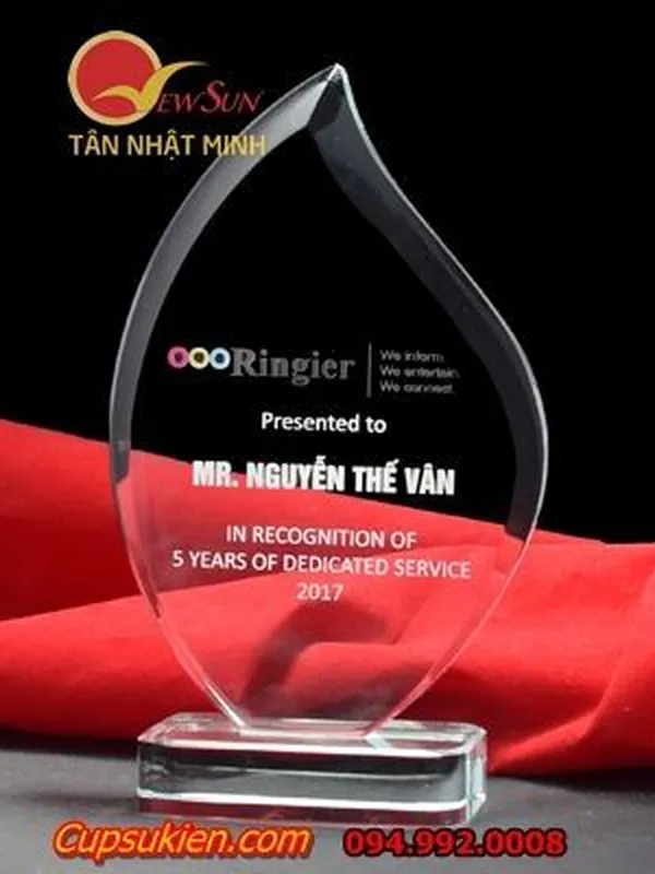 Kỷ niệm chương pha lê, Xưởng sản xuất pha lê (24)