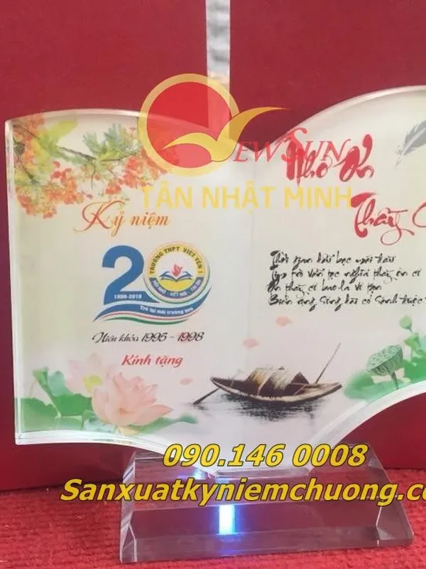 kỷ niệm chương tặng thầy cô, in hình quyển sách, chất liệu thủy tinh