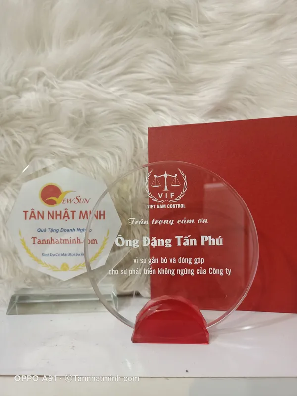 Kỷ niệm chương pha lê, Xưởng sản xuất pha lê (40)